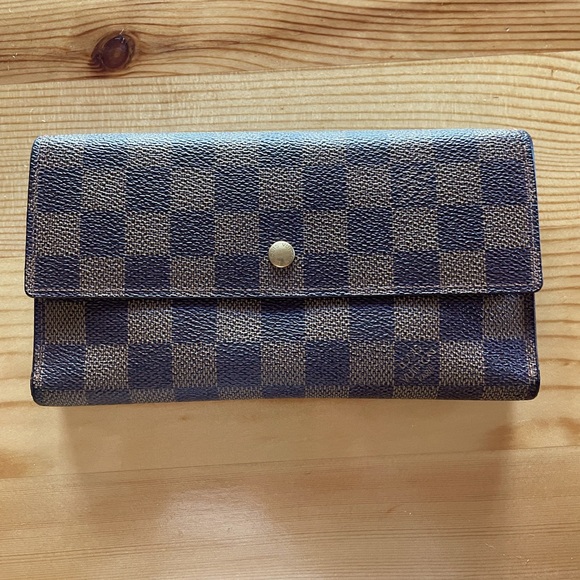 Louis Vuitton Handbags - Louis Vuitton Damier Wallet GUC